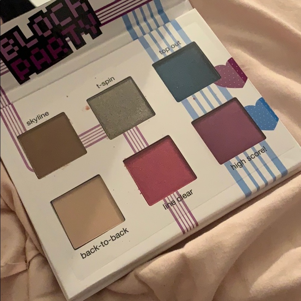 HOST PICK 🎉 NWT Tetris Eyeshadow Palette - Picture 3 of 3